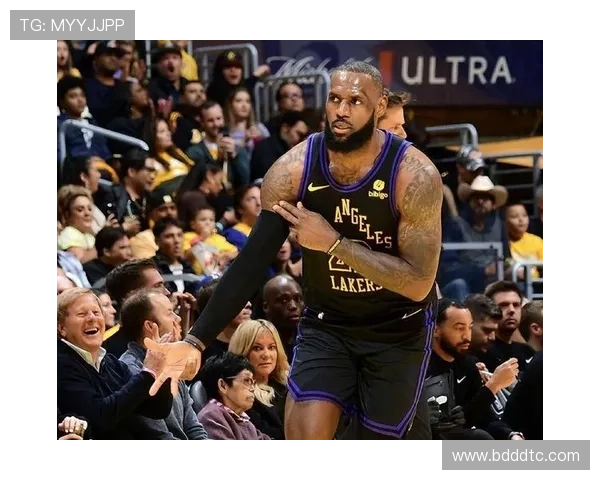 [NBA]詹姆斯强行突破 急停后仰打板命中.